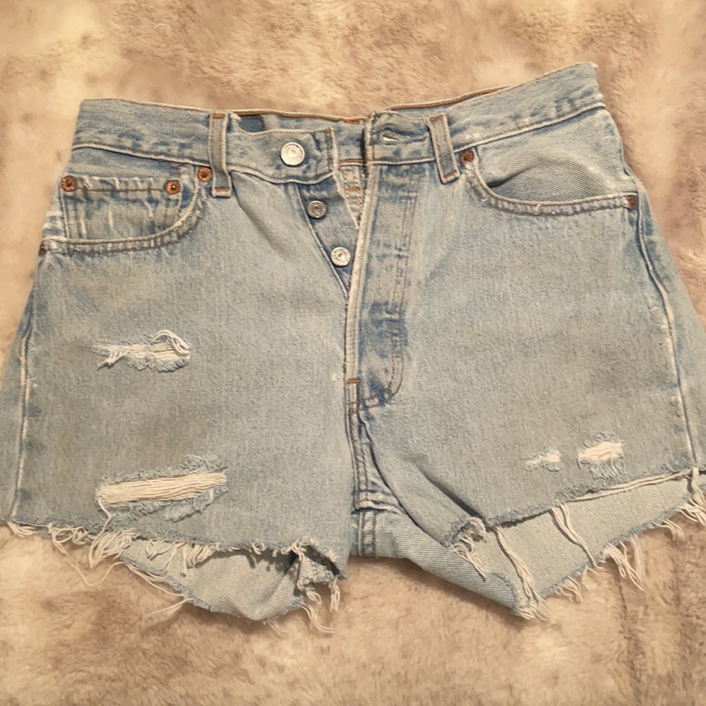 ✨Levi’s denim mini shorts✨